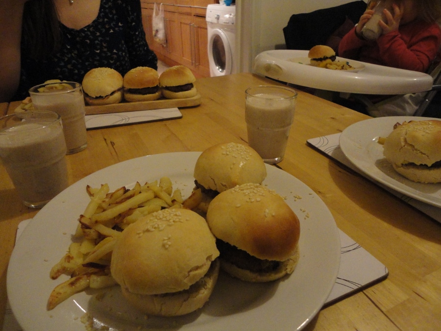 burger-at-table