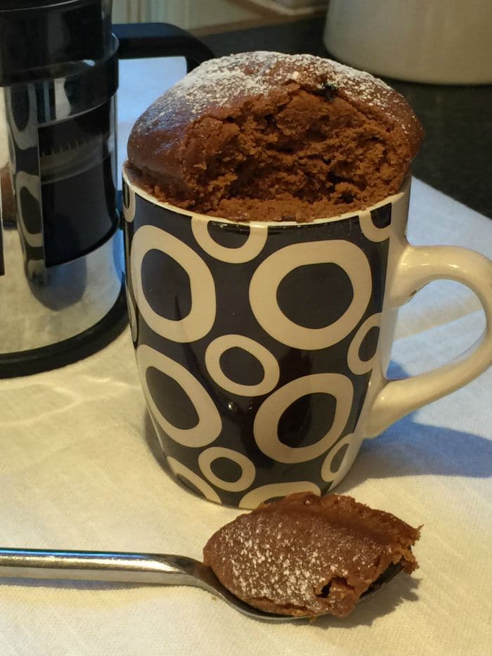 This is a simple and quick recipe for an espresso microwave mug cake which you can be eating it in less than five minutes, with half the washing up of a normal oven-baked cake.