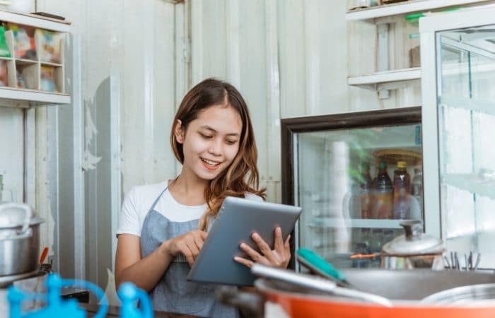  frau, die eine Tablette verwendet