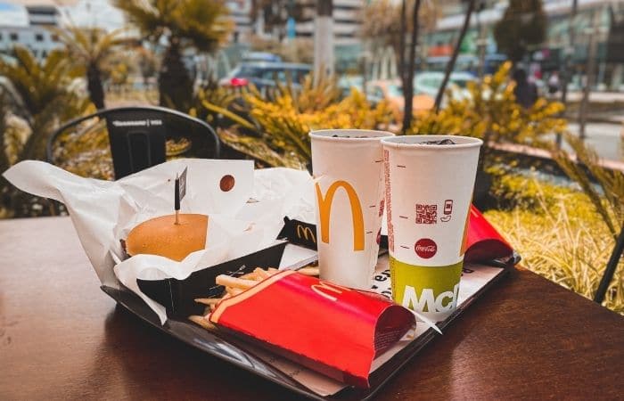 Comida do McDonalds na bandeja do lado de fora