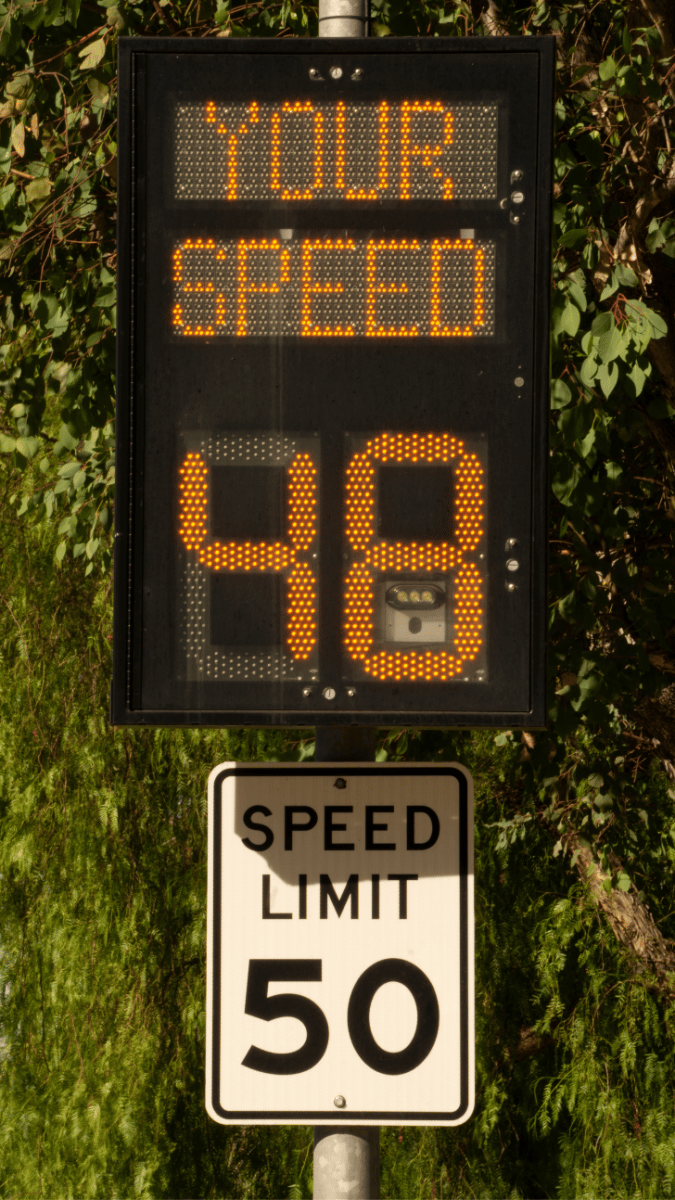 Señal de límite de velocidad 50 con una máquina que aparece en letras electrónicas "Tu velocidad 48"