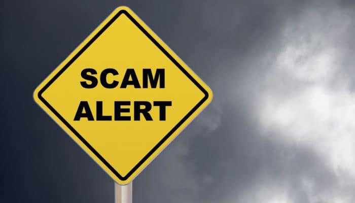 A sign that says scam alert on it.