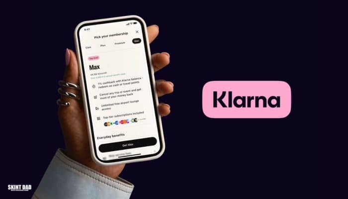 Person holding a phone showing Klarna’s Max membership perks, including cashback and airport lounge access, next to the Klarna logo.