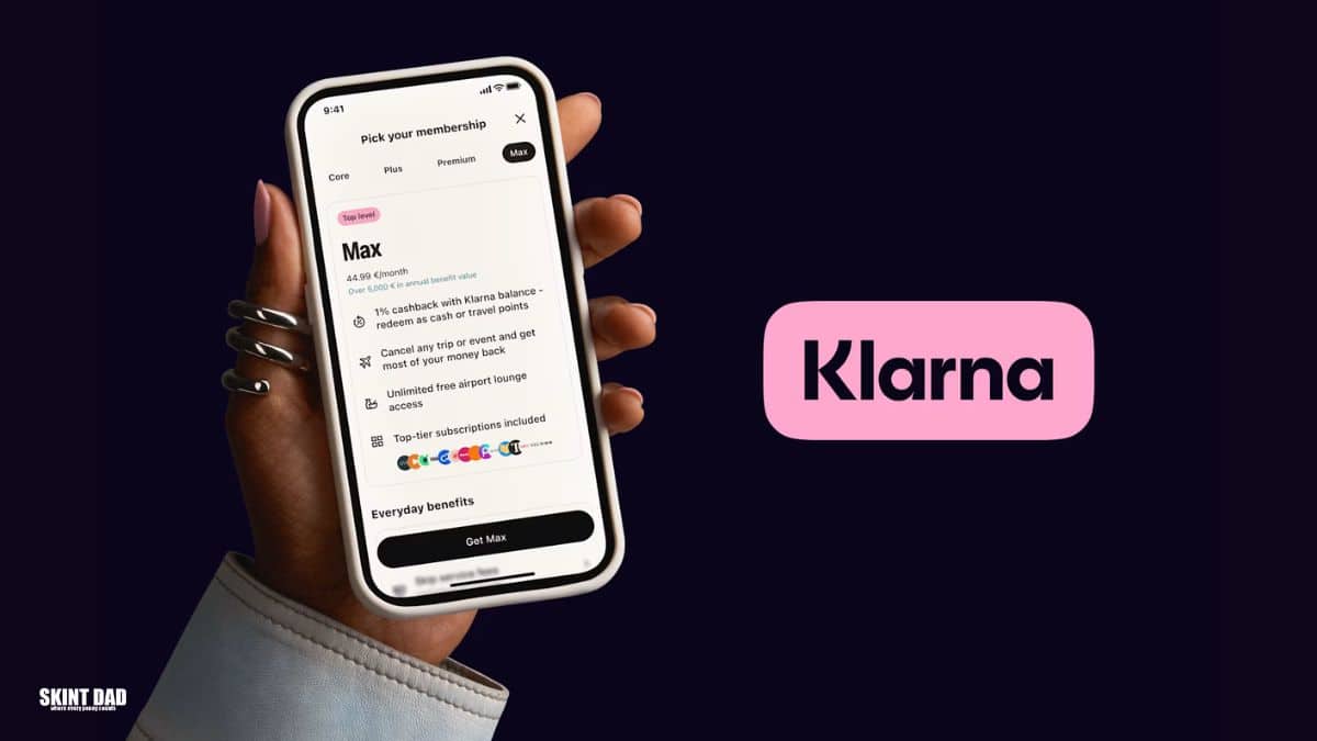 Person holding a phone showing Klarna’s Max membership perks, including cashback and airport lounge access, next to the Klarna logo.