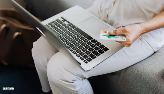 Person holding a credit card while shopping online, used to show the importance of correctly explained return rights.