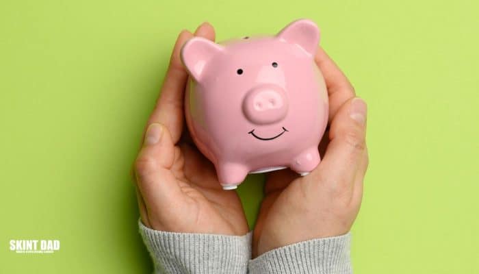 Checking household bills in January using a simple traffic light system