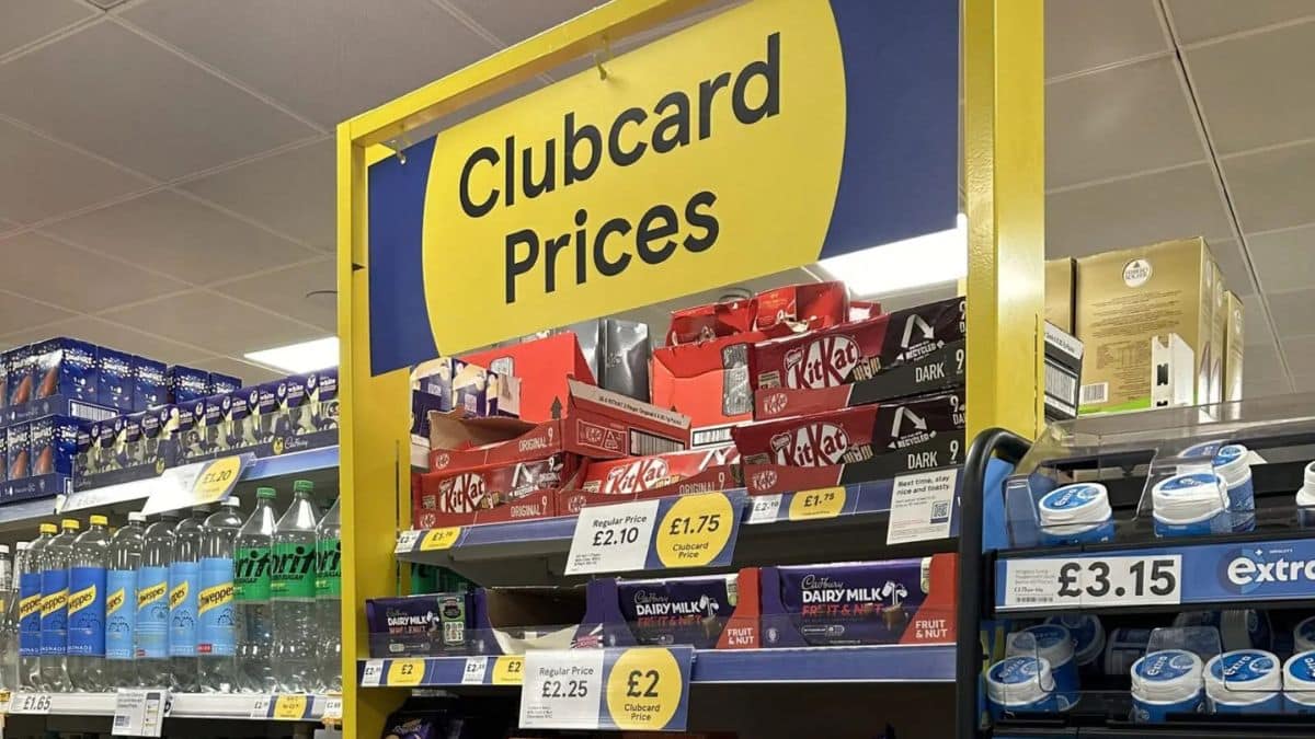 Tesco Clubcard Prices sign above shelves of branded groceries